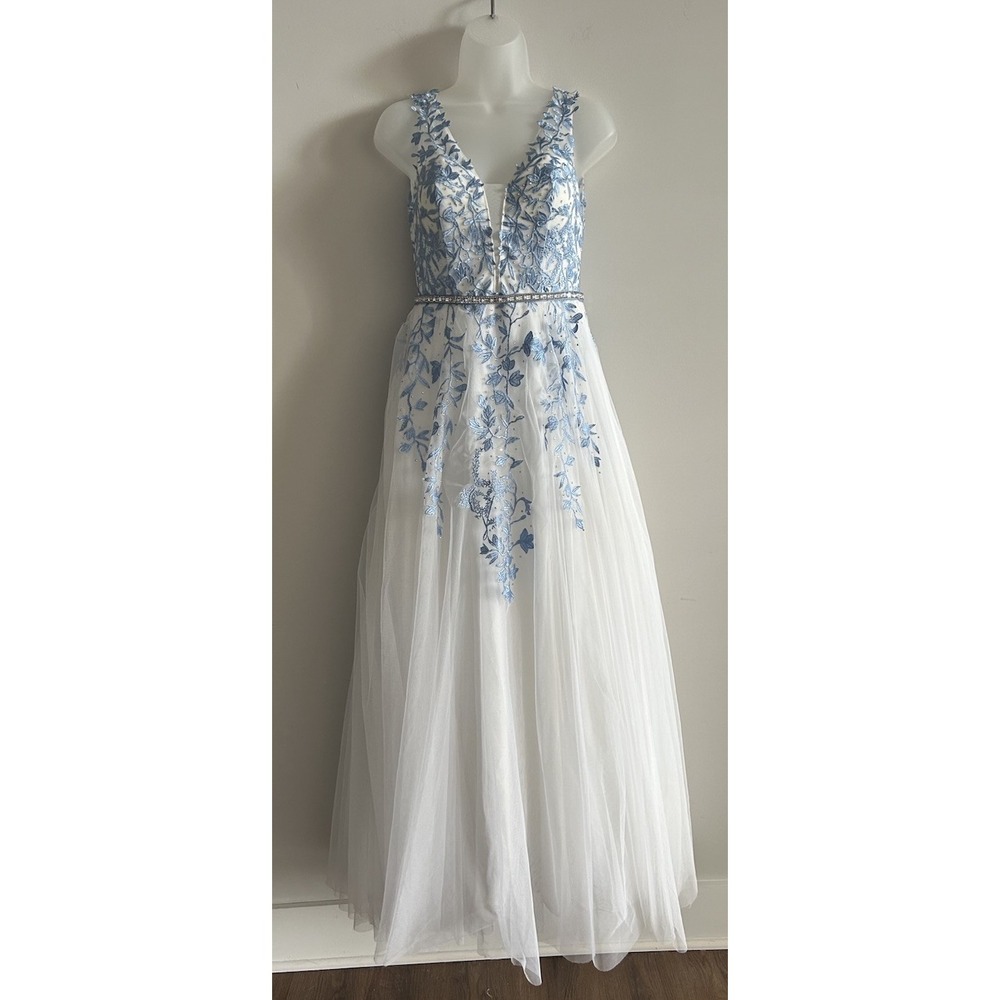 Dress Say Yes to the Prom White Floor‎ Length Gown Floral Embroidered Size 0 EUC